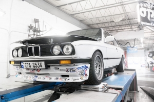 BMW E30 on Alignment rack corner balancing